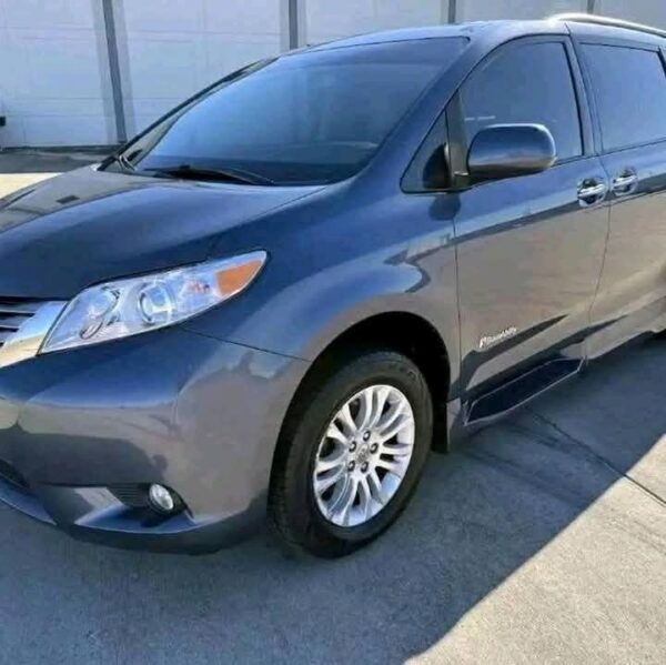 2017 Toyota Sienna XLE - Image 6