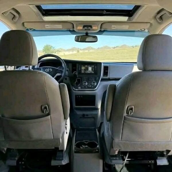 2017 Toyota Sienna XLE - Image 9