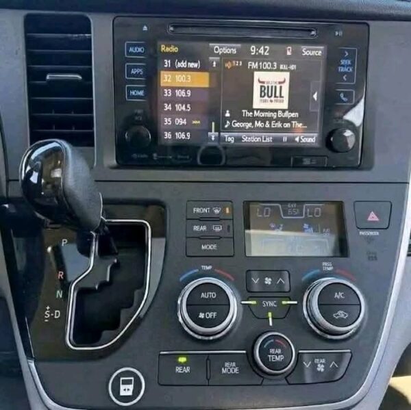 2017 Toyota Sienna XLE - Image 10