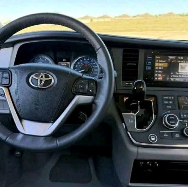 2017 Toyota Sienna XLE - Image 11