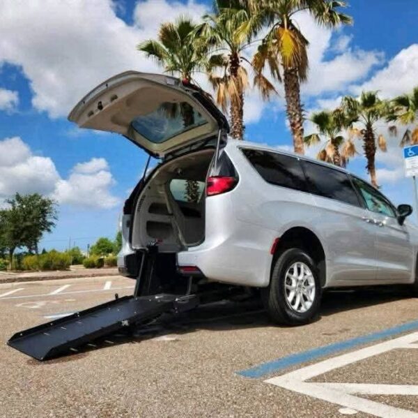 2023 Chrysler Pacifica - Image 2