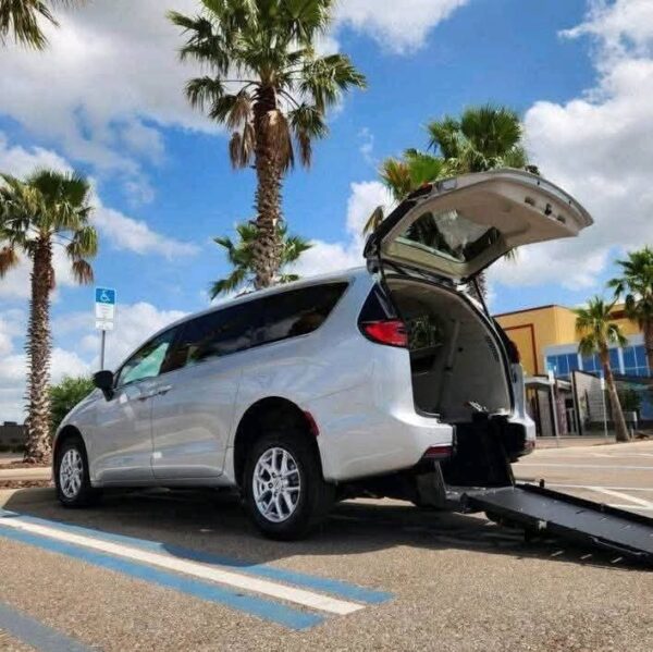 2023 Chrysler Pacifica - Image 4