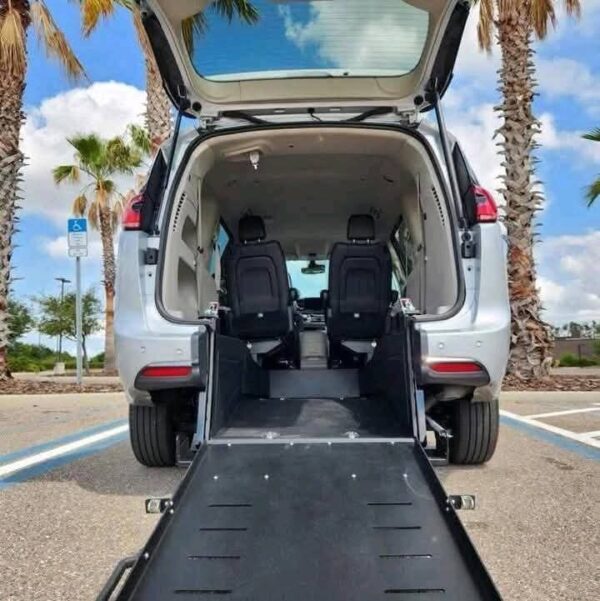 2023 Chrysler Pacifica - Image 5
