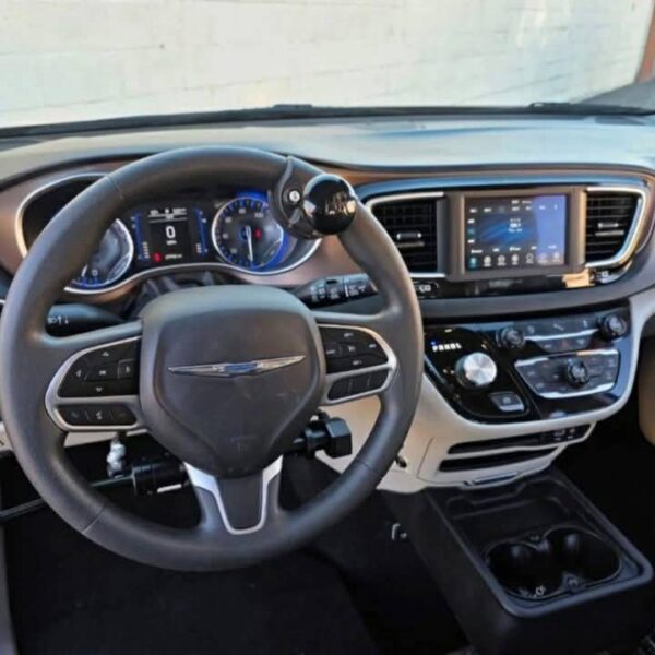 2018 Chrysler Pacifica SIENNA - Image 2