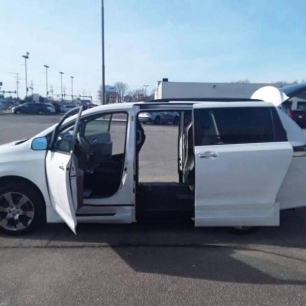 2013 Toyota Sienna SE - Image 2