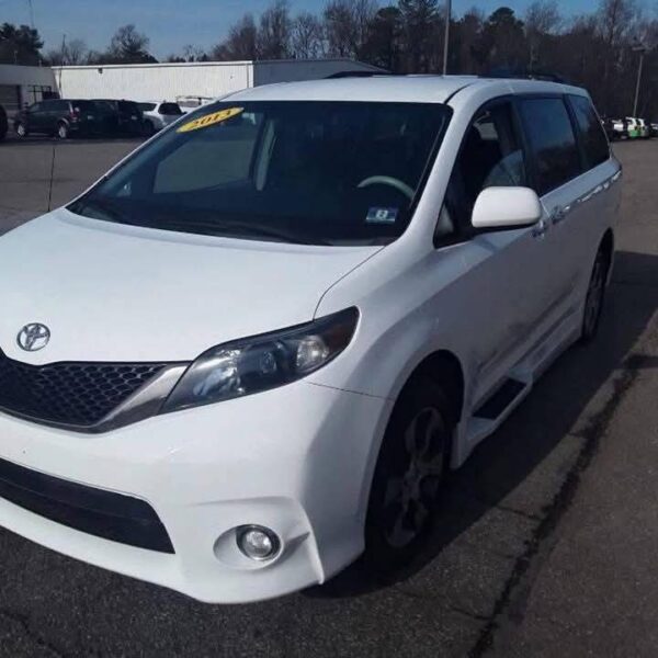 2013 Toyota Sienna SE - Image 3