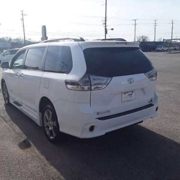 2013 Toyota Sienna SE - Image 5