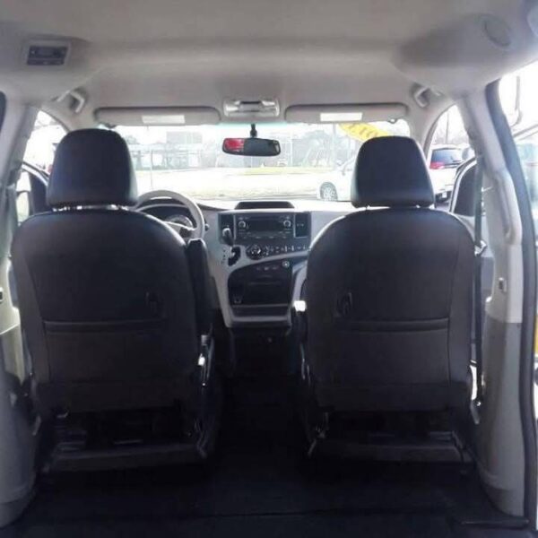 2013 Toyota Sienna SE - Image 6