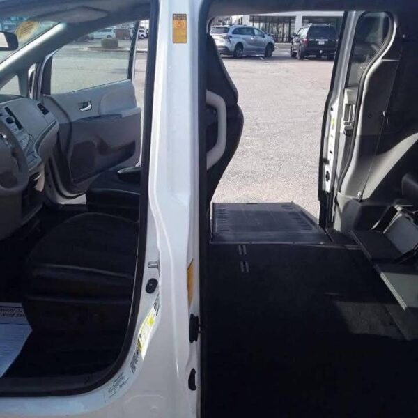 2013 Toyota Sienna SE - Image 10