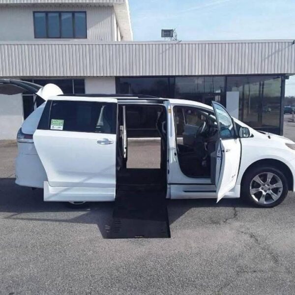 2013 Toyota Sienna SE - Image 11