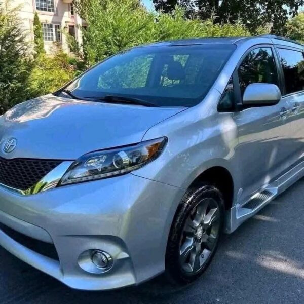2021 Toyota Sienna XLE SE