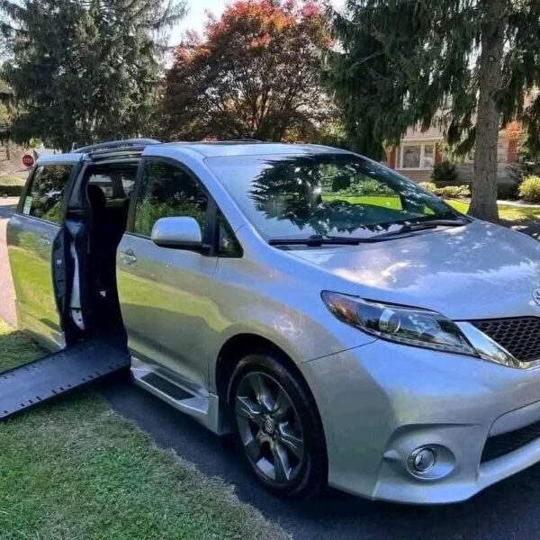 2021 Toyota Sienna XLE SE - Image 2