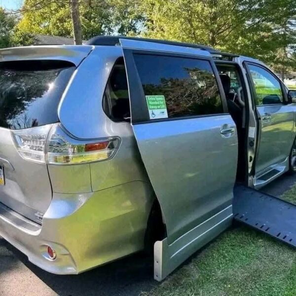 2021 Toyota Sienna XLE SE - Image 3