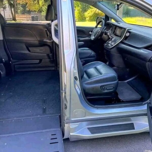 2021 Toyota Sienna XLE SE - Image 4