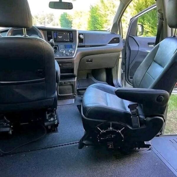 2021 Toyota Sienna XLE SE - Image 5