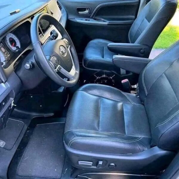 2021 Toyota Sienna XLE SE - Image 8