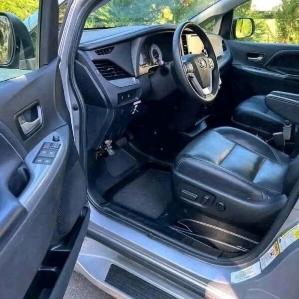 2021 Toyota Sienna XLE SE - Image 9