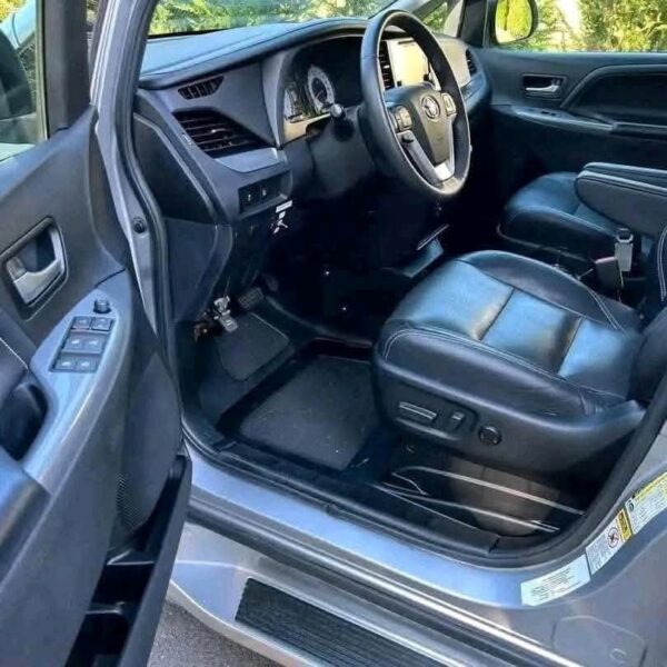 2021 Toyota Sienna XLE SE - Image 13